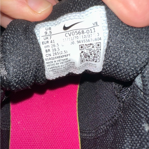 Nike Women's Black and Fuchsia Athletic Running Shoes 9.5 - Picture 4 of 4